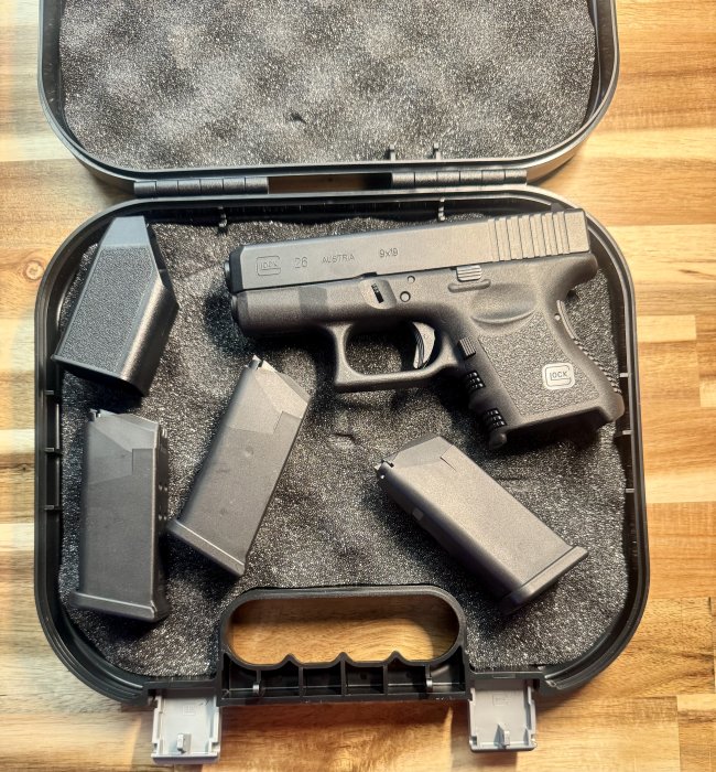 Glock 26, Gen 3, 3 mags, case, no night sights